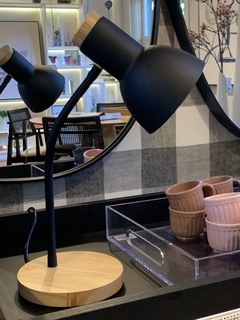 Luminária de mesa cabo articulado Preta - comprar online