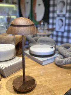 Luminária touch em madeira