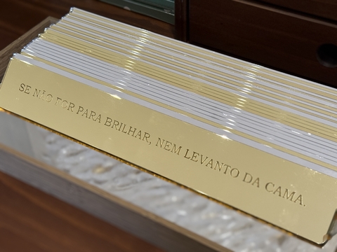 Plaquinha Nem levanto da cama ..... dourada - comprar online
