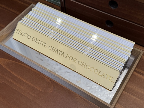 Plaquinha Chocolate ..... dourada - comprar online
