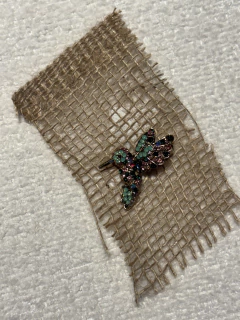 Broche beija flor verde e rosa na internet