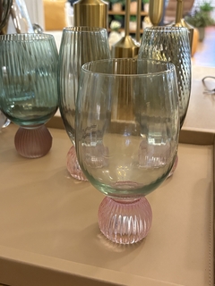 Taça verde com base canelada rosa - comprar online