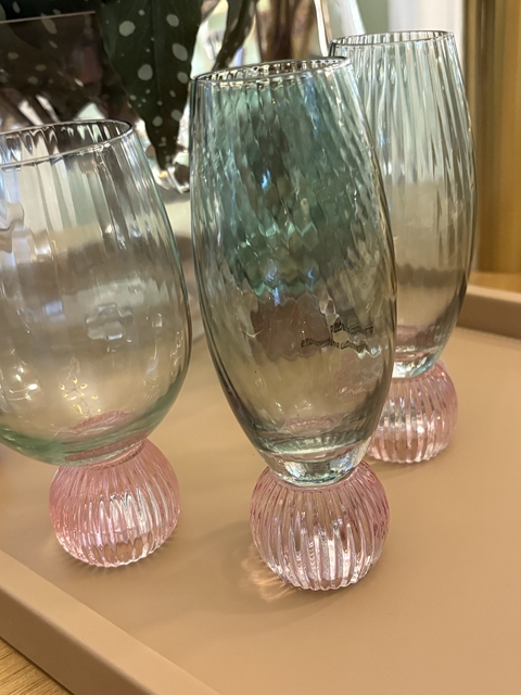 Taça verde com base canelada rosa - comprar online