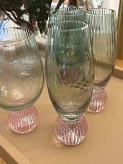 Taça verde com base canelada rosa na internet