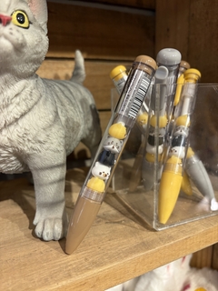 Caneta gatinhos marrom na internet