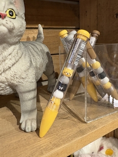 Caneta gatinhos amarela na internet