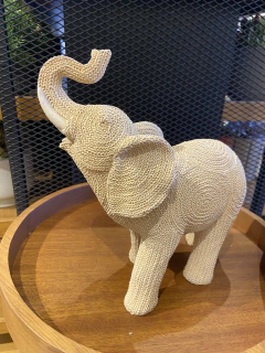 Escultura elefante tromba para cima na internet