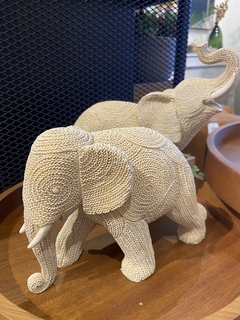 Escultura elefante tromba para baixo na internet