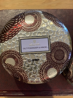 Vela lata 3 pavios 60H Gilt Pomander e Hinoki na internet