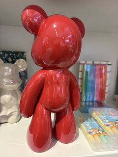 Escultura vermelho G na internet
