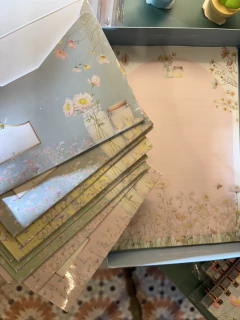 Caixa com kit papel flores e abelha na internet