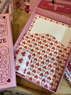 Caixa com papel de carta LOVE na internet