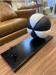 Escultura menina com balão