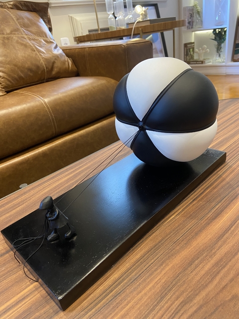 Escultura menina com balão
