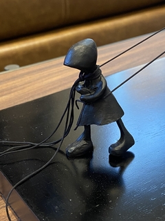 Escultura menina com balão na internet