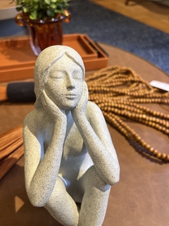 Escultura mulher sentada na internet