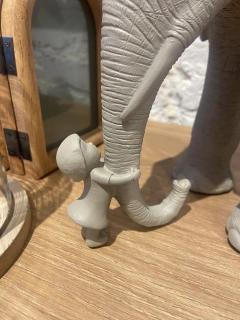 Escultura elefante com menina - comprar online