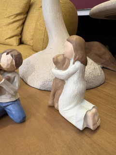 Escultura Menina e cachorro - Studio54decora