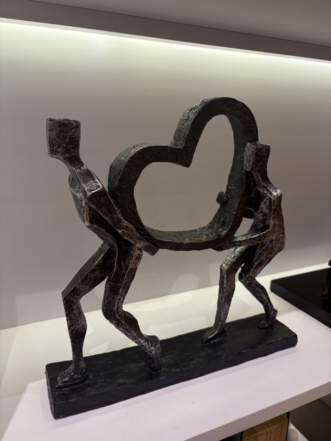Escultura casal coração - comprar online
