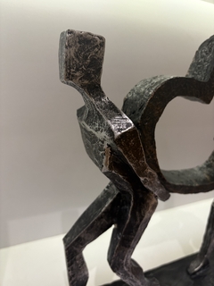 Escultura casal coração na internet