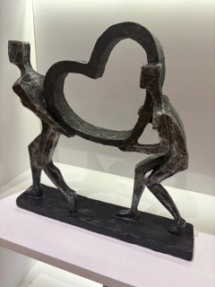 Escultura casal coração - Studio54decora