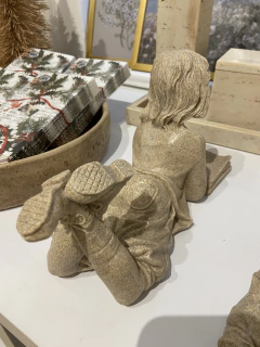 Escultura menina lendo - comprar online