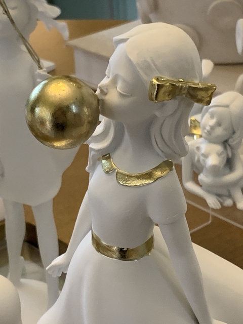 Escultura menina com chiclete