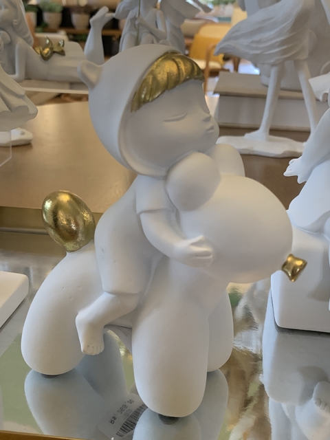 Escultura menino no urso