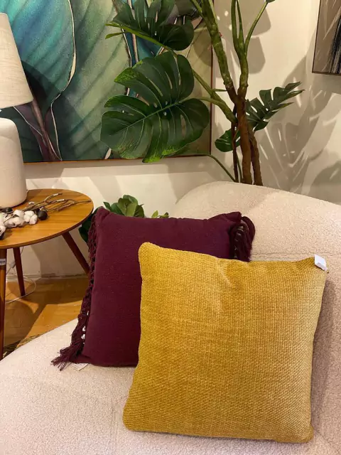 Almofada em tecido tramado mostarda