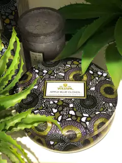 Vela lata 3 pavios 60h Apple Blue Clover na internet