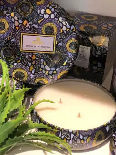 Vela lata 3 pavios 60h Apple Blue Clover - Studio54decora