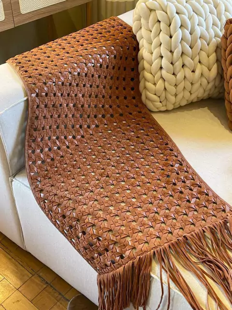 Peseira ou manta trançada em couro natural Elisa Atheniense