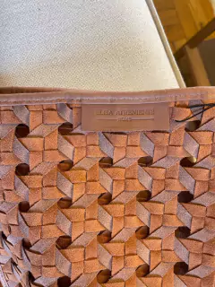 Peseira ou manta trançada em couro natural Elisa Atheniense na internet