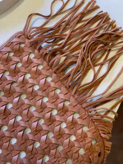 Peseira ou manta trançada em couro natural Elisa Atheniense - comprar online