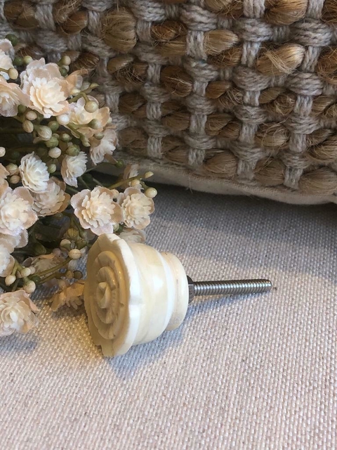 Puxador flor em osso