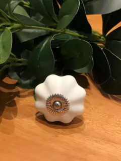 Puxador em florzinha branco