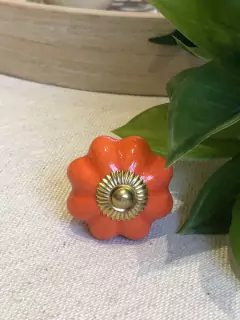 Puxador em florzinha laranja na internet