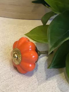 Puxador em florzinha laranja