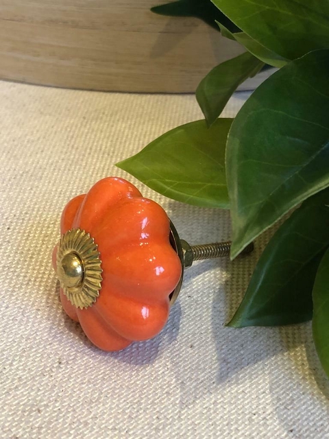 Puxador em florzinha laranja
