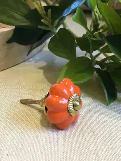 Puxador em florzinha laranja - comprar online