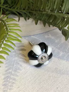 Puxador em florzinha P&B