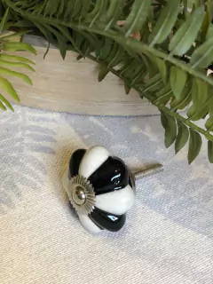 Puxador em florzinha P&B - Studio54decora