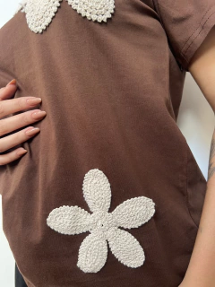 Blusa Bordada Flor Marron - comprar online
