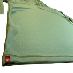 REMERA MANGA LARGA CON CAPUCHA VERDE en internet