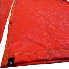 REMERA TECNICA CON CAPUCHA Y BUFF - COLOR ROJO en internet