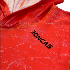 REMERA TECNICA CON CAPUCHA Y BUFF - DAMA en internet