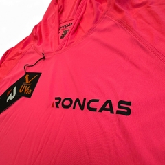 REMERA TECNICA CON CAPUCHA - ROSA FLUOR - comprar online