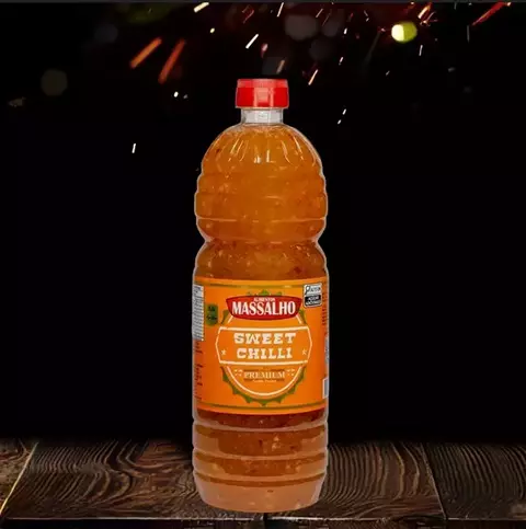 Garrafa de molho Sweet Chilli da marca Massalho, com rótulo laranja e tampa vermelha, destacando o produto na linha premium.