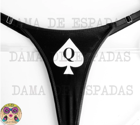 REF 02. Calcinha preta DAMA DE ESPADAS com estampa Nº 01 em branco.