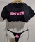 Conjunto Underboob preta ou branca com estampa HOTWIFE + calcinha em preto com estampa Espadas em rosa.